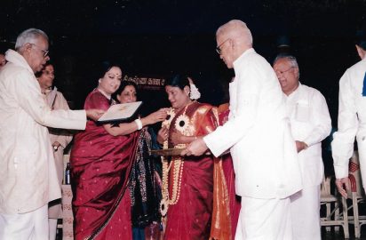 Art & Dance Festival-09.12.04- Dr.Padma Subrahmanyam conferring the title “Aacharya Choodamani” on Indira Rajan. .R.Yagnaraman, M.V.Narasimhachari ,R.Venkateswaran & Dr.Nalli look on.
