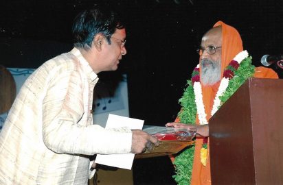 Art & Dance Festival-05.12.2007- Y.prabhu honouring Pujyashri His Holiness Swami Dayananda Saraswati