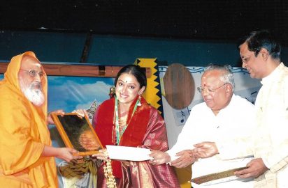 Art & Dance Festival-05.12.2007 - Pujyashri His Holiness Swami Dayananda Saraswati conferring the title “ Nrithya Choodamani” on Shobana.Dr.Nalli & Y.Prabhu are in the picture