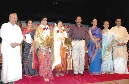Art & Dance Festival-12.12.2009- Dr.Nalli, Dr.Ananda Shankar Jayant, Narthaki Nataraj with ‘Nrithya Choodamani award” and Dr.Darshana Jhaveri with “Aacharya Choodamani” award. R.Nataraj, Sudharani Raghupathy, Leela Samson, Y.Prabhu are in the picture