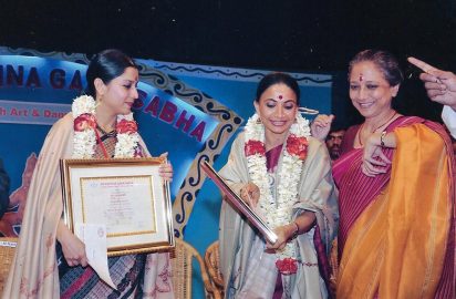 Art & Dance Festival-09.12.2011- Leela Samson, Chairperson, SNA, Director Kalakshetra Foundation conferring the title “ Nrithya Choodamani” on BIjayini Satpathy & Surupa Sen.