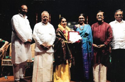 Art & Dance Festival-20.12.2015- Priyadarsini Govind, Director , Kalakshetra Foundation conferring the title “ Nrithya Choodamani” on Dr.Neena Prasad, Mohiniattam Exponent.K.vaidyanathan, Dr.Nalli, Y.Prabhu and R.Sridhar look on.