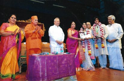 Art & Dance Festival-21.11.2016 –Dr.Padma Subrahmanyam conferring the title “ Aacharya Choodamani” on Parvathi Ravi Ghantasala, Swami Gautamanandaji Maharaj, Dr.Nalli, Y.Prabhu look on.