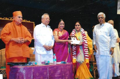 Art & Dance Festival-21.11.2016 –Dr.Padma Subrahmanyam conferring the title “ Aacharya Choodamani” on Parvathi Ravi Ghantasala, Swami Gautamanandaji Maharaj, Dr.Nalli, Y.Prabhu look on.