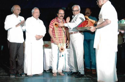 Chithirai Nataka Vizha 2005 K.Balachander conferring the title ‘Nataka Choodamani’ on Crazy Mohan .Radhu, Dr.Nalli, R.Yagnaraman are in the picture