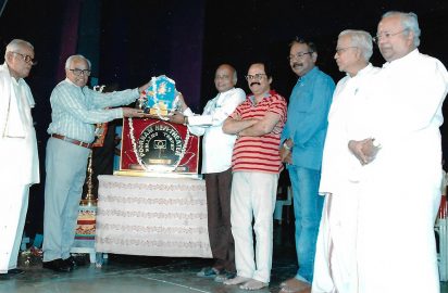 Chithirai Nataka Vizha 2005 Radhu receiving “poornam New theatres Rolling Trophy ‘ for the best drama troupe from K.Balachander. R.Yagnaraman, Crazy Mohan, Mouli, R.Venkateswaran & Dr.Nalli look on.