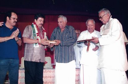 Chithirai Nataka Vizha 17.04.2006 Dr.Avvai Natarajan conferring the title “Nataka Choodamani’ on S.Ve.Sekar. Crazy Mohan, Dr.Nalli & R.Yagnaraman look on.