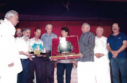 Chithirai Nataka Vizha 17.04.2006 Poornam New Theatres Rolling Trophy for the best drama troupe was presented by Dr. Avvai Natarajan. R. Yagnaraman, Dr. Nalli & Crazy Mohan are in the picture