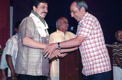 Chithirai Nataka Vizha 17.04.2006 – Kathadi Ramamurthy congradulating S.Ve.Sekar