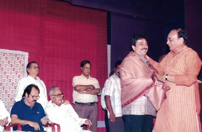 Chithirai Nataka Vizha 17.04.2006 – A.R.Srinivasan honouring S.Ve.Sekar.Dr.Nalli, Crazy Mohan, R.Yagnaraman, Y.Prabhu are in the picture .