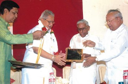 Chithirai Nataka Vizha 11.04.2009 R.M.Veerappan ,Film Producer conferring the title ‘Nataka Choodamani’ on M.R.Viswanathan(Visu) during Inauguration of 17th Chithirai Nataka Vizha.Y.Prabhu & Dr.Nalli are in the picture.