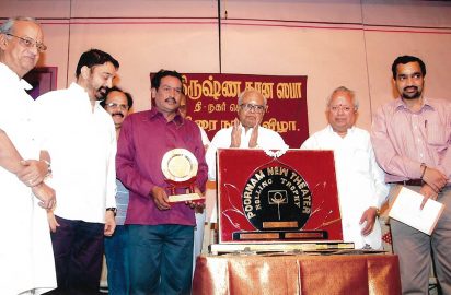 Chithirai Nataka Vizha 10.04.2010 – Poornam theatres Rolling Trophy was presented to Tamilarasan Theatres D.Balasundaram.N.Gopalswamy, Kamal Hassan, K.Balachander, Dr.Nalli & N.Kamakodi are in the picture.