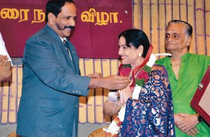 Chithirai Nataka Vizha-06.04.2012- R.Natraj, President, TNPSC honouring P.s.Sachu.Chithralaya Gopu look on.