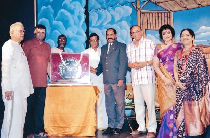 Chithirai Nataka Vizha-06.04.2012- R.Natraj, President, TNPSC , presenting Poornam Theatres Rolling Trophy to Dummies Communication and Sridhar & Srivathsan receives on behalf of the troupe.R.Venkateswaran, A.R.Srinivasan, Vyjayanthimala Bali, P.S.Sachu look on.