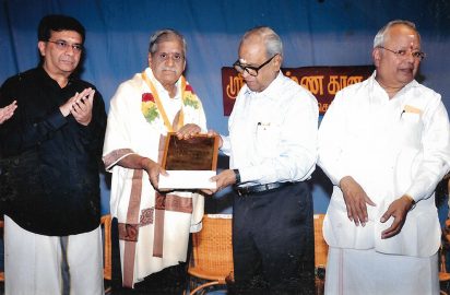 Chithirai Nataka Vizha-06.04.2013 – K.Balachander conferring the title “ Nataka Choodamani” on Vietnam Veedu Sundaram during the inauguration of 21st Chithirai Nataka Vizha Y.Gee.Mahendra and Dr.Nalli look on