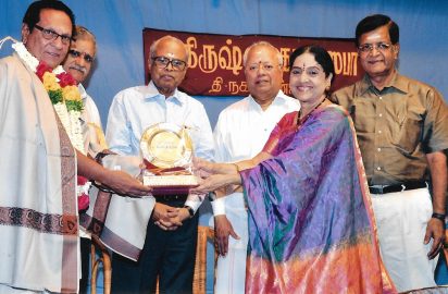 Chithirai Nataka Vizha-06.04.2013 – Mali receiving “Poornam New theatres Rolling Trophy for the best drama Troupe from P.S.Sachu. Vietnam Veedu Sundaram, K.Balachander, Dr.Nalli & Y.Prabhu look on.