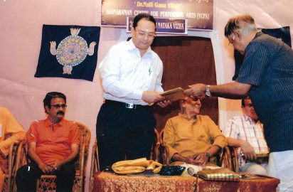 Chithirai Nataka Vizha-10.04.2016 –Y.Prabhu presenting a momento to Mohan K.Parasaran.S.Rama (Nair Raman), Maadhu Balaji Dr.Umayalpuram K.Sivaraman and A.RSrinivasan loom on.