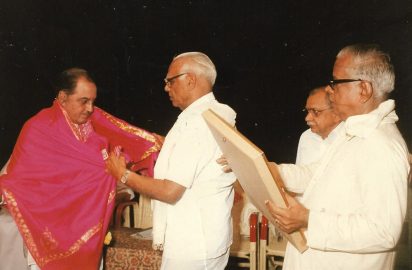 Gokulashtami Sangeetha Utsavam-04.08.1990-S.Viswanathan (Savi) Chairman, Tamil Nadu Eyal isai Nataka Mandram conferring the title “ Sangeetha choodamani” on Dr.C.Chitti Babu (Veena Maestro)