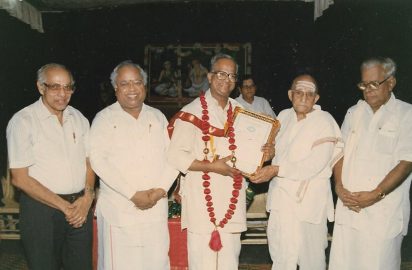 Gokulashtami Sangeetha Utsavam-03.08.1996 – Dr.Semmangudi Srinivasa Iyer conferring the title ‘Sangeetha Choodamani” on Vidwan T.V.Sankaranarayanan.N.Gopalaswamy , Executive Director, Dalmia cements , Dr.Nalli, R.Yagnaraman look on.