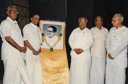 Gokulashtami Sangeetha Utsavam-03.08.1996 – Unveiling the portrait of Madurai Mani Iyer by Lalgudi Jayaraman. .Yagnaraman, Dr.Nalli, R.Venkateswaran & S.Ramasubramaniam look on.