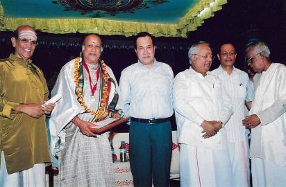 Gokulashtami Sangeetha Utsavam-04.08.2001-N.Ram , Editor, Frontline conferring the title “Sangeetha Choodamani” on Trichur V.Ramachandran.Umayalpuram K.Sivaraman, Dr.Nalli , V.V.Sundaram & R.Yagnaraman look on.