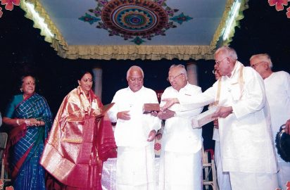 Gokulashtami Sangeetha Utsavam-06.08.2005-A.C.Muthiah, Chairman, SPIC conferring the title “ Sangeetha Choodamani” on Vidhushi Bombay Jayashree Ramnath .Devaki Muthiah , Dr.Nalli, R.Yagnaraman & R.Venkateswaran are in the picture.