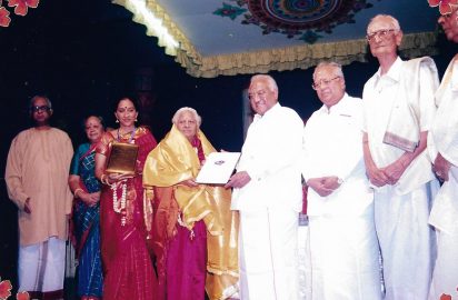Gokulashtami Sangeetha Utsavam-06.08.2005- A.C.Muthiah, Chairman, SPIC conferring the title “ Aacharya Choodamani” on Veena Vidhushi Kalpagam Swaminathan. Dr.V.V.Srivatsa, Devaki Muthiah, Bombay Jayashree Ramnath, Dr.Nalli & K.S.Mahadevan look on.