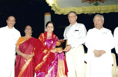 Gokulashtami Sangeetha Utsavam-05.08.2006 – C.V.Kathick Nyaraanan , Chairman, & Managing Director, UCAL Group & Trustee, The Music Academy conferring the title ‘Sangeetha Choodamani” on Vidhushi Aruna Sairam. V.V.Sundaram, Seetha Rajan Dr.Nalli look on.