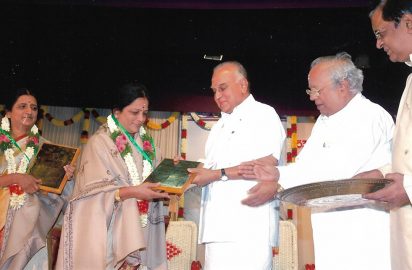Gokulashtami Sangeetha Utsavam-02.08.08 –Sangeetha Choodamani Award presented to Hyderabad Sisters Lalitha & Haripriya by Dr.B.K.Krishnaraja Vanavarayar, Chairman ,Bharathiya Vidhya Bhavan ,CBE.Dr.Nalli Kuppuswami Chetti & Y.prabhu look on