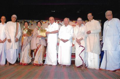 Gokulashtami Sangeetha Utsavam-02.08.08 –Sangeetha Choodamani Award presented to Hyderabad Sisters Lalitha & Haripriya by Dr.B.K.Krishnaraja Vanavarayar, Chairman ,Bharathiya Vidhya Bhavan ,CBE.Cleveland V.V.Sundaram, P.S.Narayanaswamy, Dr.Nalli Kuppuswami Chetti, Nedunuri Krishnamurthy , Y.Prabhu & R.Venkateswaran are in the picture.