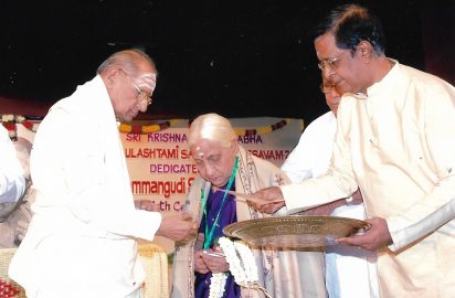 Gokulashtami Sangeetha Utsavam-02.08.08 – Aacharya Choodamani award was conferred on Parasala Ponnammal by Nedunuri Krishnamurthy.Dr.Nalli & R.Venkateswaran (partial) & Y.Prabhu look on.