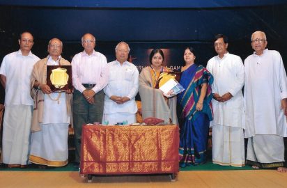 Gokulashtami Sangeetha Utsavam-03.08.2013 – V.V.Sundaram, Dr.T.V.Gopalakrishnan with ‘Sangeetha Choodamani” award , S.Ramadorai, Dr.Nalli, E.Gayat hri with “Aacharya Choodamani” award, Dr.Thangam Meganathan, Y.Prabhu and R.Venkateswaran look on.