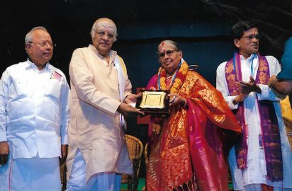 Gokulashtami Sangeetha Utsavam-01.08.15 – Vidwan P.S.Narayanaswamy conferring the title ‘ Aacharya Choodamani’ on S.Rajeswari.Dr.Nalli,& Neyveli Santhanagopalan are in the picture
