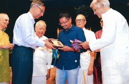 Gokulashtami Sangeetha Utsavam-06.08.16 – R.Venkatesh, grandson of B.Krishnamoorthy receiving the award “Aacharya choodamani’ on behalf of B.Krishnamoorthi from R.Seshasayee, Chairman, Infosys & Indusind Bank .Dr.Umayalpuram K.Sivaraman, Dr.Nalli, V.V.Sundaram & Y.Prabhu look on.