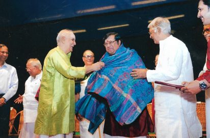 Gokulashtami Sangeetha Utsavam-06.08.16 – Dr.Umayalpuram K.Sivaaman honouring Thiruvaarur Bakthavathsalam. R.Seshasayee, Dr.Nalli, V.V.Sundaram & Y.Prabhu look on.