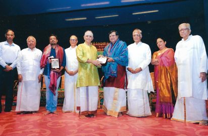Gokulashtami Sangeetha Utsavam-06.08.16 R.Seshasayee, Dr.Nalli, Venkatesh with Aacharya Choodamani award , V.V.Sundaram, Dr.Umayalpuram K.Sivaraman presenting the title ‘Sangeetha choodamani’ to Thiruvaarur Bakthavathsalam .Y.prabhu , Nandini Ramani & R.Venkateswaran are in the picture.