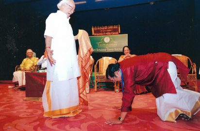 Gokulashtami Sangeetha Utsavam-06.08.16 – Thiruvaarur Bakthavathsalam receiving the blessings from Dr.T.V.Gopalakrishnan