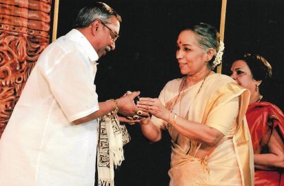 Natya Kala Conference-26.12.2011- Shantha Dhananjayan . Convenor presenting a momento to Vazhuvoor Manickavinayagam