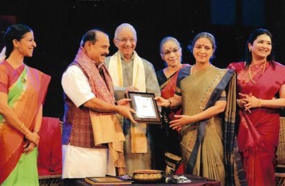 Natya Kala Conference-26.12.2018- Vasanthalakshmi Narasimhachari conferring the title “Yagnaraman Award of Excellence “ on Yoga.S.Janaki, V.P.Dhananjayan, Shantha Dhananjaan & Dr.Srinidhi Chidambaram look on.