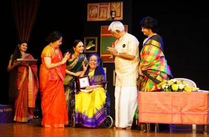 NKC-2019 – Dr.Sonal Mansingh conferring the title “Natya Kala Visaarada ha” on Ranganayaki Jayaraman. Rama Vaidyanathan, Y.Prabhu & Saashwathi Prabhu are in the picture