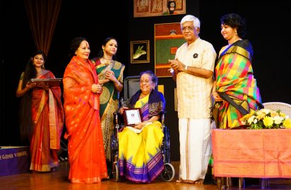 NKC-2019 – Dr.Sonal Mansingh conferring the title “Natya Kala Visaarada ha” on Ranganayaki Jayaraman. Rama Vaidyanathan, Y.Prabhu & Saashwathi Prabhu are in the picture