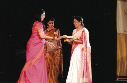 NKC-2016-28.12.16 –Dr.Srinidhi Chidambaram honouring Sujatha Vijayaraghavan