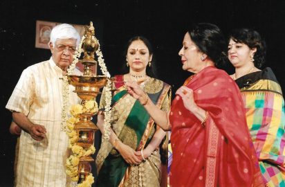 Natya Kala Conference-26.12.19 – Dr.Sonal Mansingh lighting the kuthuvilakku. Y.Prabhu, Rama Vaidyanathan, Saashwathi Prabhu look on