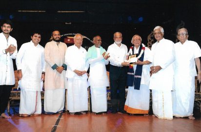 YJF -2017- Dr.K.Radhakrishnan presenting Yagnaraman Living Legend award to Dr.T.V.Gopalakrishnan. K.Sathyanarayanan, S.J.Arjun Ganesh, Sandeep NarDr.Nalli, Ilaiyaraja, Y.Prabhu and R.Venkateswaaran look on .