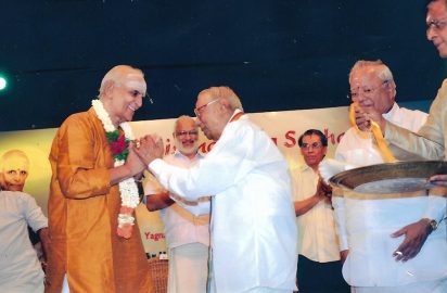 Yagnaraman July Fest – 08.07.12 – Vidwan R.K.Srikantan honouring Dr.Umayalpuram K.Sivaraman.Aridwaramangalam A.K.Palanivel, M.A.Baby, Dr.T.Ramaswamy, Dr.Nalli & Y.Prabhu are in the picture