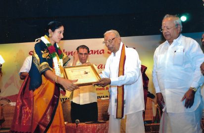 Yagnaraman July Fest – 08.07.12 Vidwan R.K.Srikantan conferring the title ‘Yagnaraman Award of Excellence” on Janaki Rangarajan. Dr.T.Ramaswamy, Dr.Nalli look on.