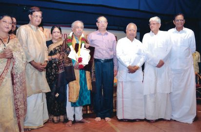 Yagnaraman July Fest-06.07.2013-Mohan Parasaran , Solicitor General of India conferring the title “ Yagnaraman Living Legend Award” on Kathak Exponent Pandit Birju Maharaj.SaswatiSen, Y.Prabhu, Dr.Padma Subrahmanyam, Dr.Nalli, Gopalakrishna Gandhi, & L.Sabaretnam look on.