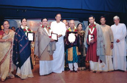 Yagnaraman July Fest-06.07.2013-Mohan Parasaran , Solicitor General of India conferring the title “ Yagnaraman Living Legend Award” on Kathak Exponent Pandit Birju Maharaj and “Yagnaraman Award of Excellence : on Pavithra Srinivasan , Thiruvarur Vaidyanathan and Embar Kannan.L.Sabaretnam, Mohan Parasaran, Dr.Padma Subrahmanyam, Y.Prabhu & Gopalakrishna Gandhi look on