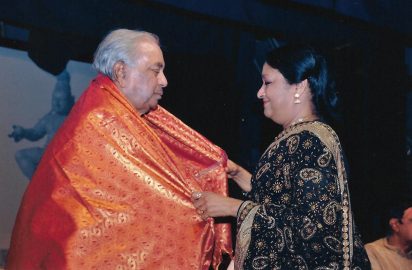 Yagnaraman July Fest-06.07.2013 – Dr.Pdma Subrahmanyam presenting a shawl to Pandit Birju Maharaj