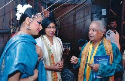 Yagnaraman July Fest-06.07.2013 – Pandit Birju Maharaj having a chat with Actress Shobana.
